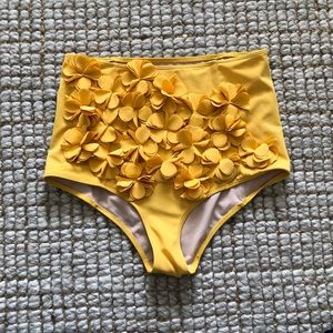 Kortni Jeane mustard 3D floral bottoms size M